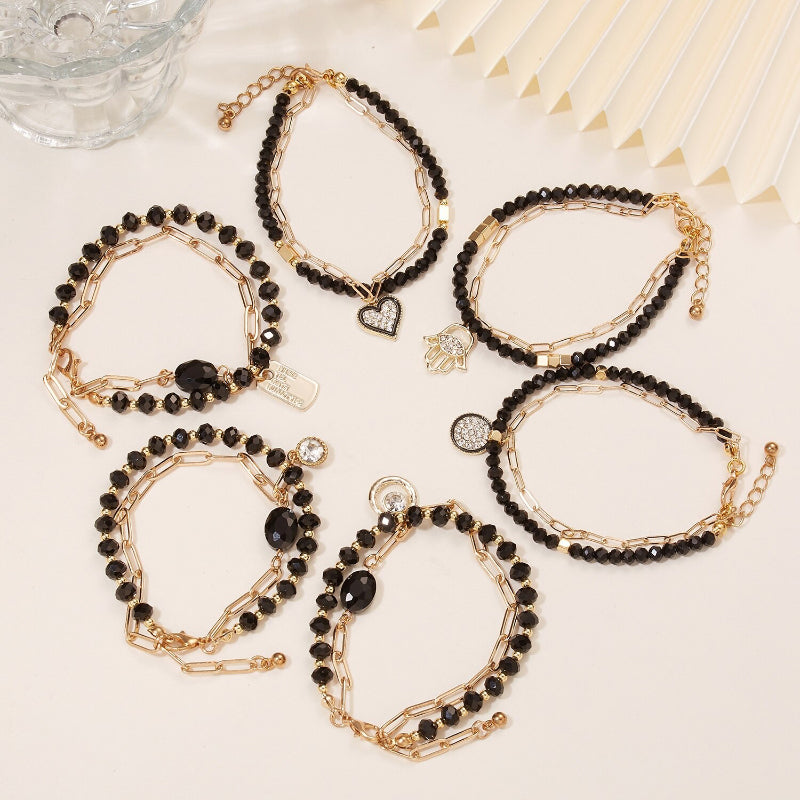 Mehrschichtige Perlen- und Kettenarmband-Schmuckkollektion mit Perlenanhängern