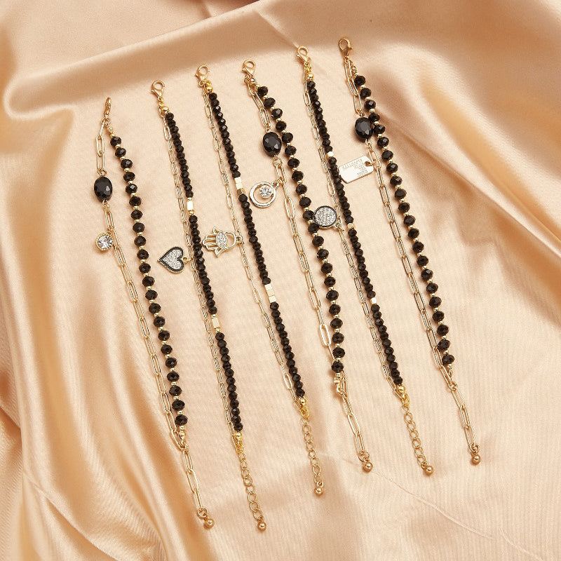 Mehrschichtige Perlen- und Kettenarmband-Schmuckkollektion mit Perlenanhängern