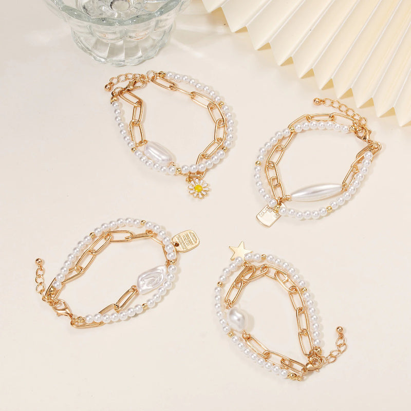 Mehrschichtige Perlen- und Kettenarmband-Schmuckkollektion mit Perlenanhängern