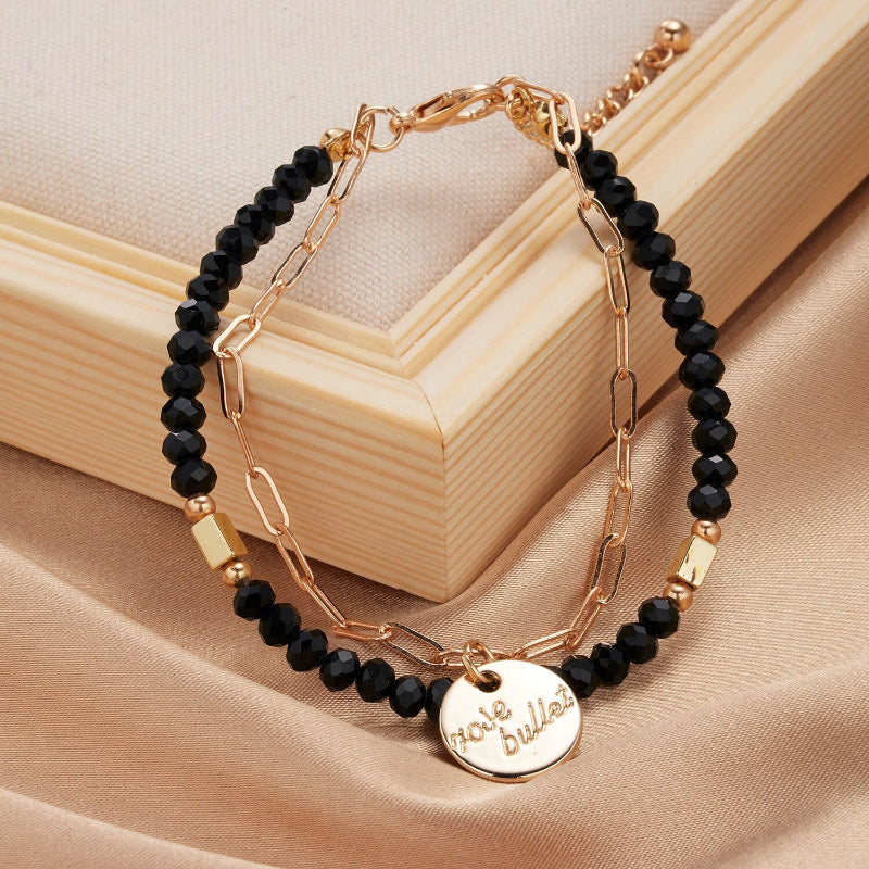 Mehrschichtige Perlen- und Kettenarmband-Schmuckkollektion mit Perlenanhängern