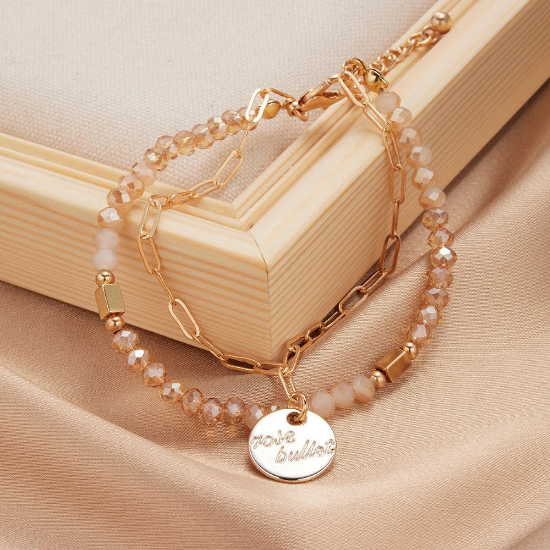 Mehrschichtige Perlen- und Kettenarmband-Schmuckkollektion mit Perlenanhängern