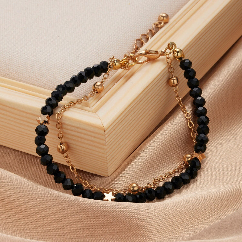 Mehrschichtige Perlen- und Kettenarmband-Schmuckkollektion mit Perlenanhängern