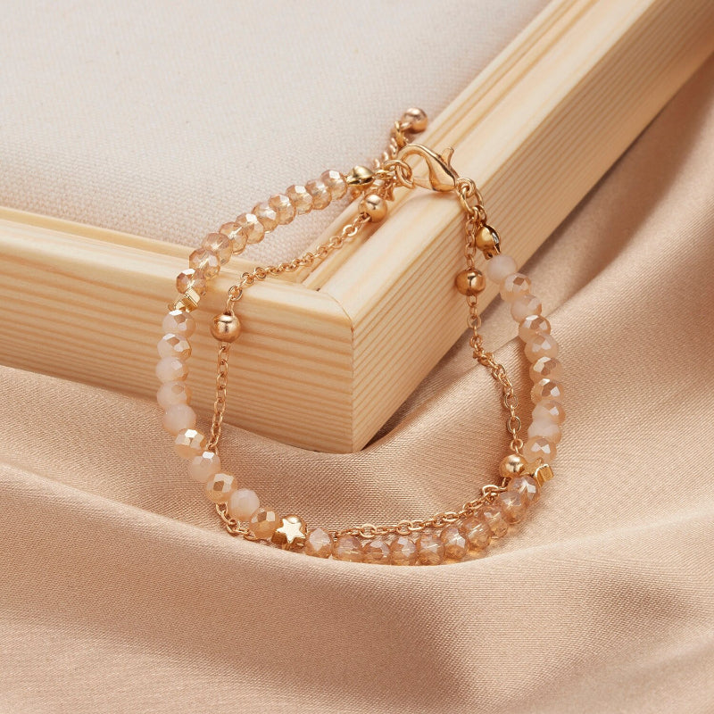 Mehrschichtige Perlen- und Kettenarmband-Schmuckkollektion mit Perlenanhängern