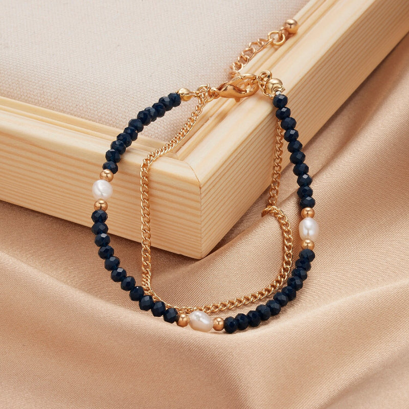 Mehrschichtige Perlen- und Kettenarmband-Schmuckkollektion mit Perlenanhängern