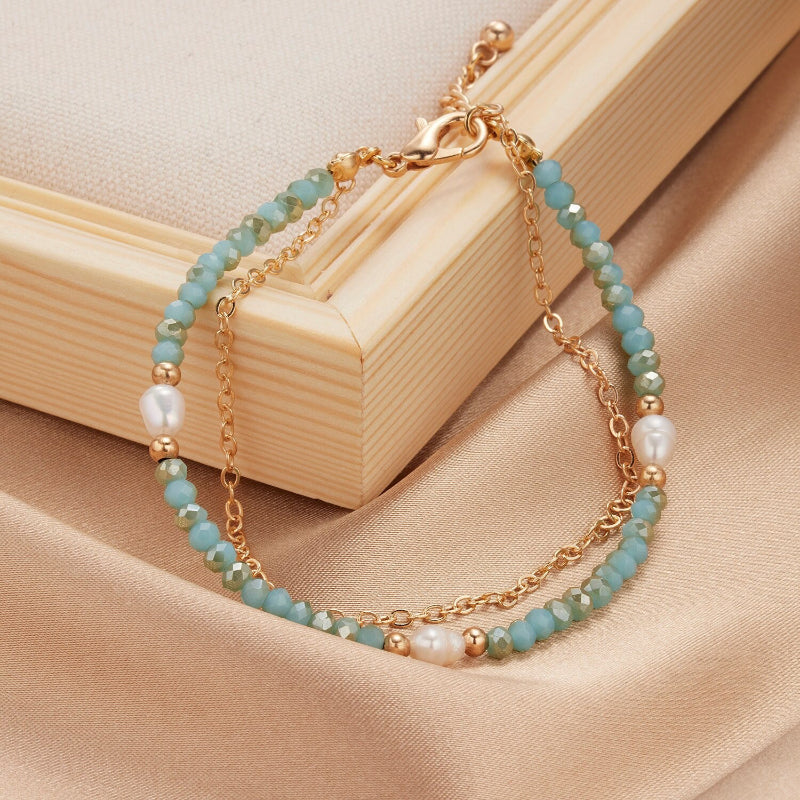 Mehrschichtige Perlen- und Kettenarmband-Schmuckkollektion mit Perlenanhängern