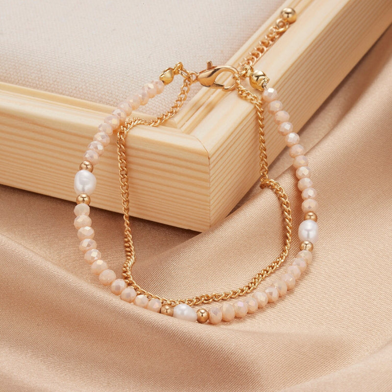 Mehrschichtige Perlen- und Kettenarmband-Schmuckkollektion mit Perlenanhängern