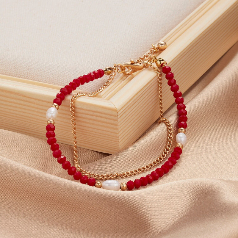 Mehrschichtige Perlen- und Kettenarmband-Schmuckkollektion mit Perlenanhängern