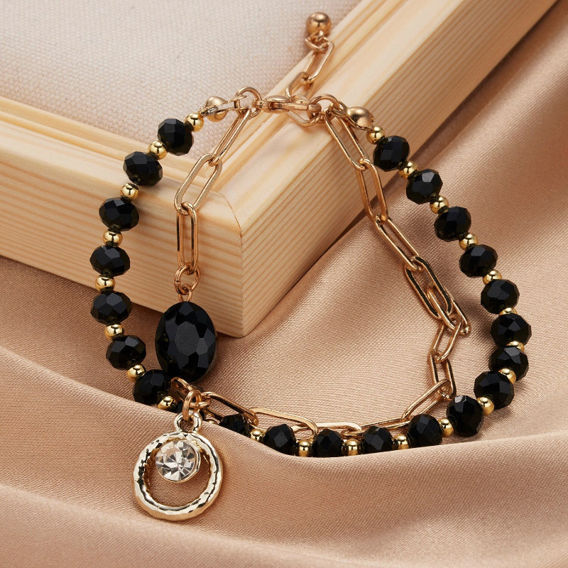 Mehrschichtige Perlen- und Kettenarmband-Schmuckkollektion mit Perlenanhängern