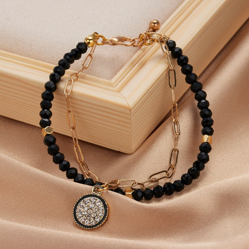 Mehrschichtige Perlen- und Kettenarmband-Schmuckkollektion mit Perlenanhängern