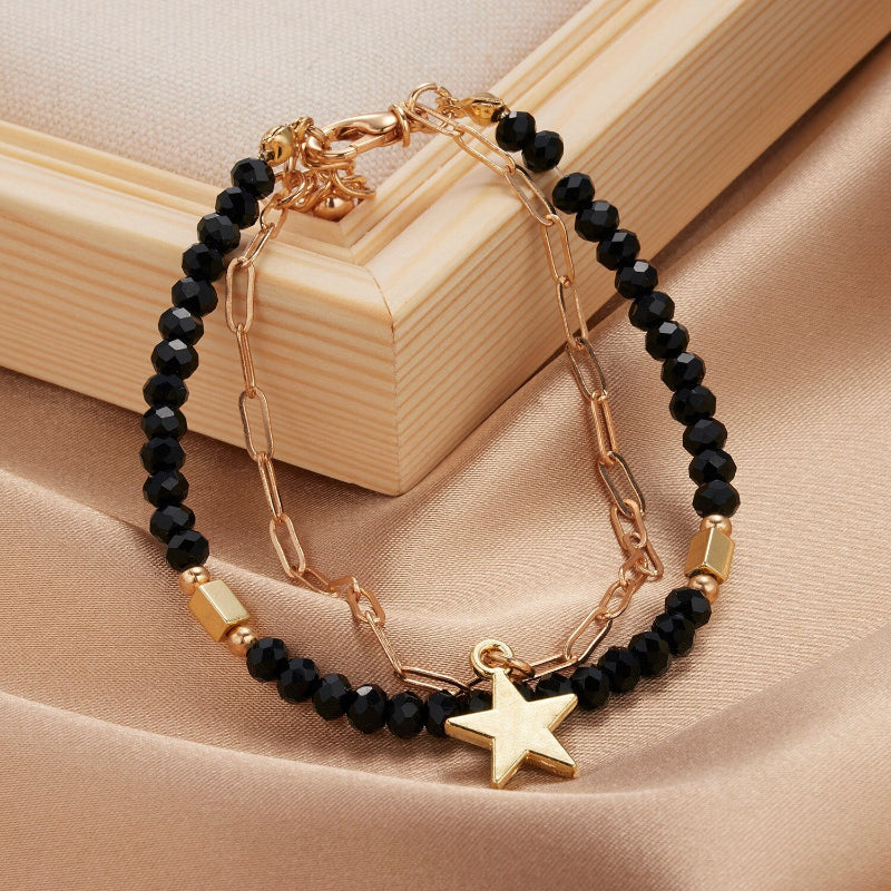 Mehrschichtige Perlen- und Kettenarmband-Schmuckkollektion mit Perlenanhängern