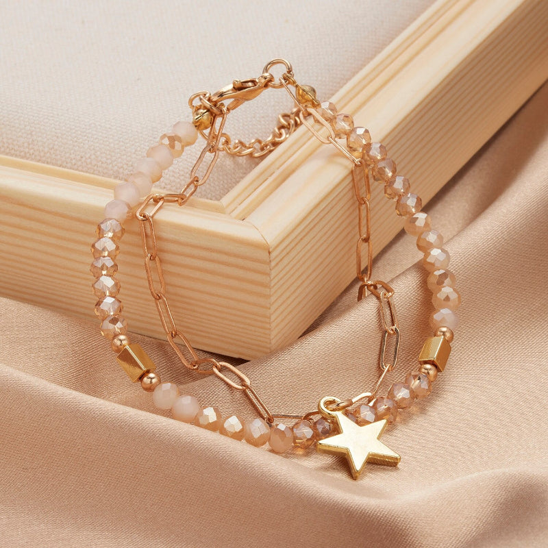 Mehrschichtige Perlen- und Kettenarmband-Schmuckkollektion mit Perlenanhängern