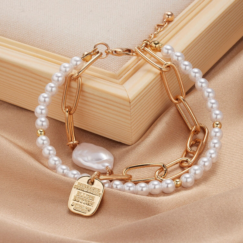 Mehrschichtige Perlen- und Kettenarmband-Schmuckkollektion mit Perlenanhängern