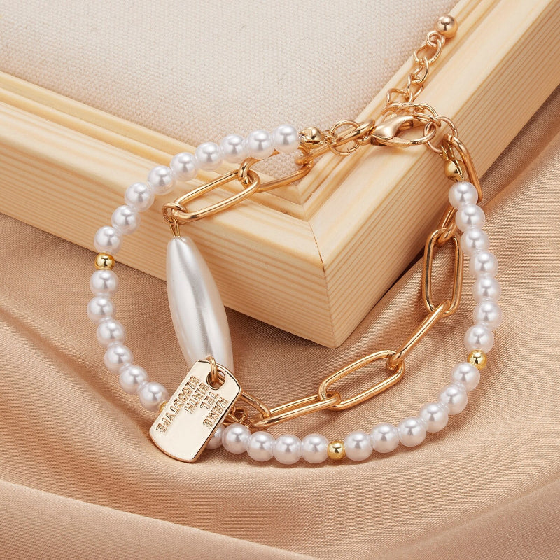 Mehrschichtige Perlen- und Kettenarmband-Schmuckkollektion mit Perlenanhängern