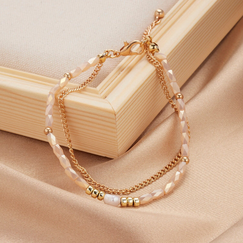 Mehrschichtige Perlen- und Kettenarmband-Schmuckkollektion mit Perlenanhängern