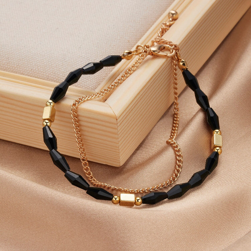 Mehrschichtige Perlen- und Kettenarmband-Schmuckkollektion mit Perlenanhängern