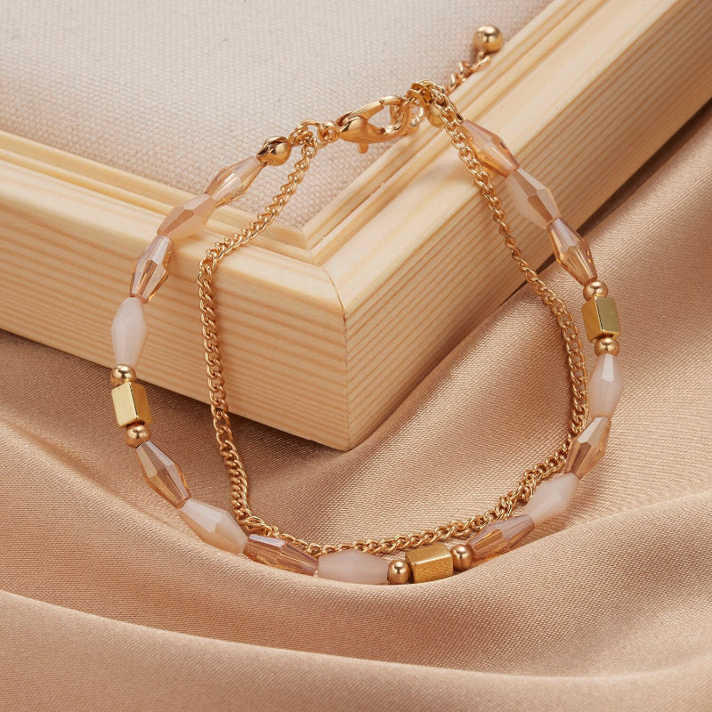 Mehrschichtige Perlen- und Kettenarmband-Schmuckkollektion mit Perlenanhängern