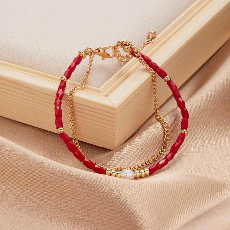 Mehrschichtige Perlen- und Kettenarmband-Schmuckkollektion mit Perlenanhängern