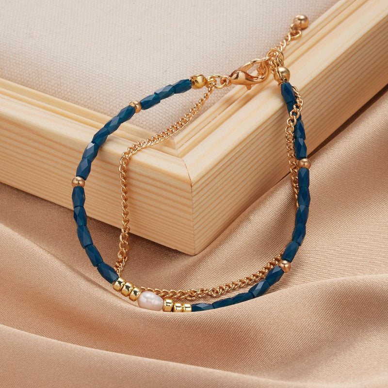 Mehrschichtige Perlen- und Kettenarmband-Schmuckkollektion mit Perlenanhängern