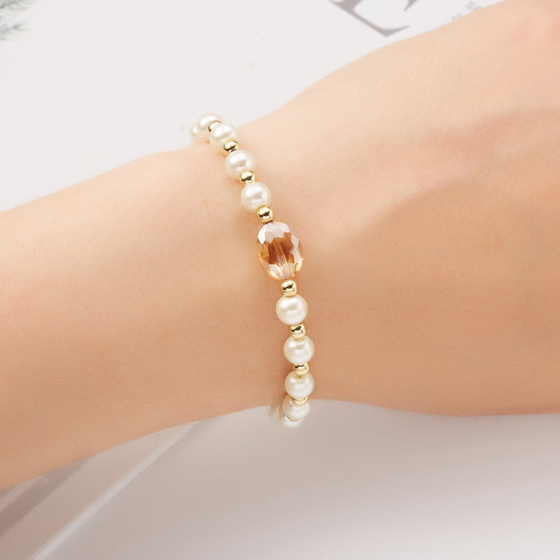 Mehrschichtige Perlen- und Kettenarmband-Schmuckkollektion mit Perlenanhängern