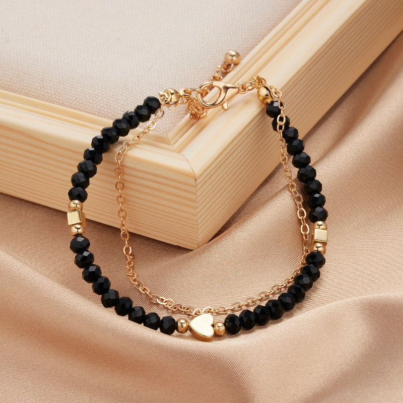 Mehrschichtige Perlen- und Kettenarmband-Schmuckkollektion mit Perlenanhängern