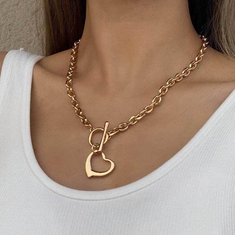 Mehrlagige dicke Chokerkette mit Perlen- und Herzanhänger