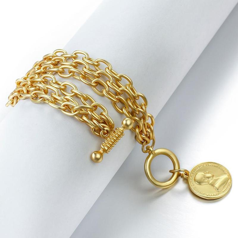 Mehrere klobige Ketten mit Münzkopf-Charm-Armband