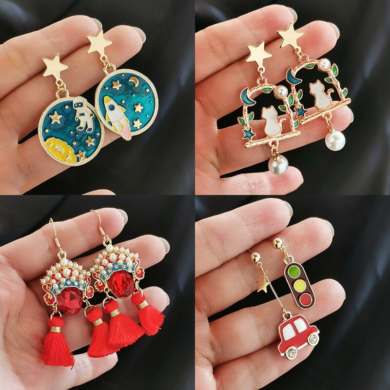 Kollektion farbenfroher, asymmetrischer Emaille-Ohrhänger in verschiedenen Stilen