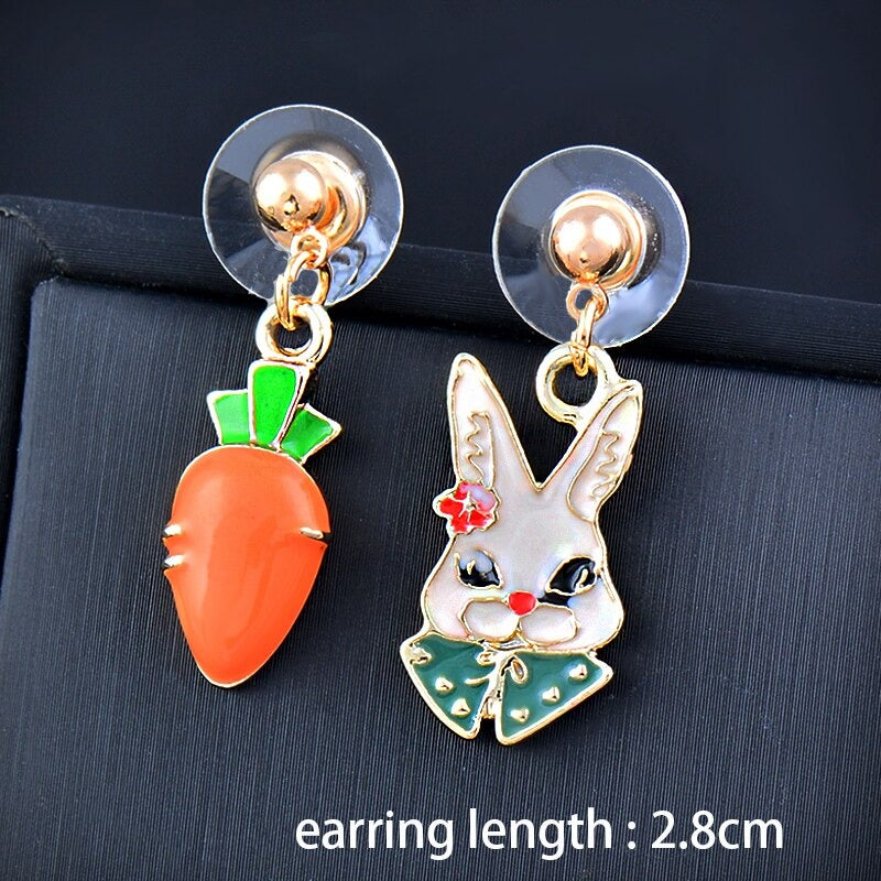 Kollektion farbenfroher, asymmetrischer Emaille-Ohrhänger in verschiedenen Stilen