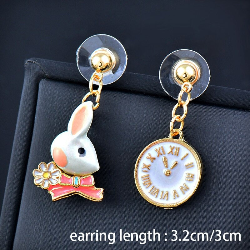 Kollektion farbenfroher, asymmetrischer Emaille-Ohrhänger in verschiedenen Stilen