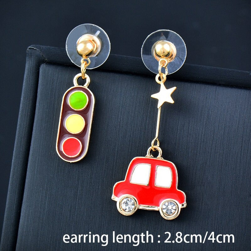 Kollektion farbenfroher, asymmetrischer Emaille-Ohrhänger in verschiedenen Stilen