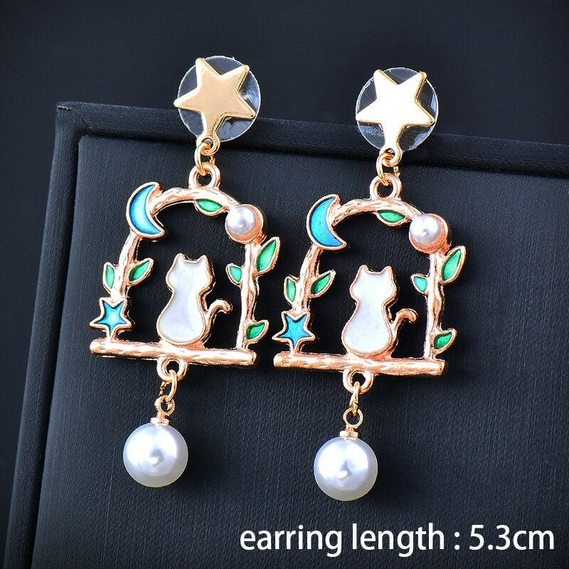 Kollektion farbenfroher, asymmetrischer Emaille-Ohrhänger in verschiedenen Stilen