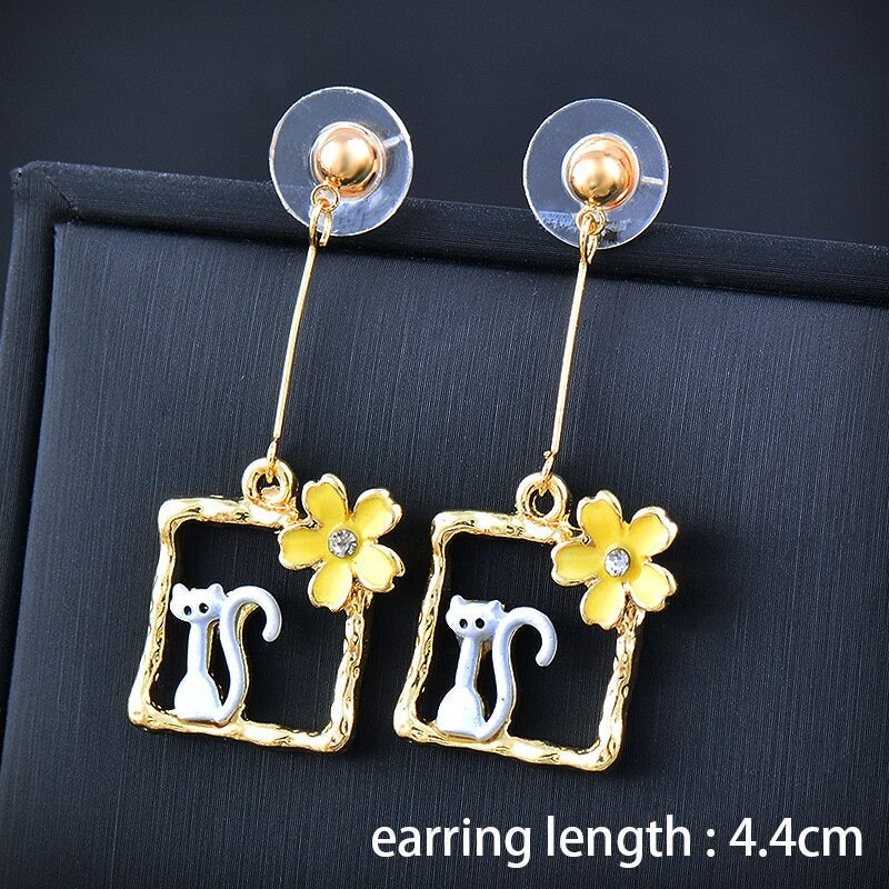 Kollektion farbenfroher, asymmetrischer Emaille-Ohrhänger in verschiedenen Stilen