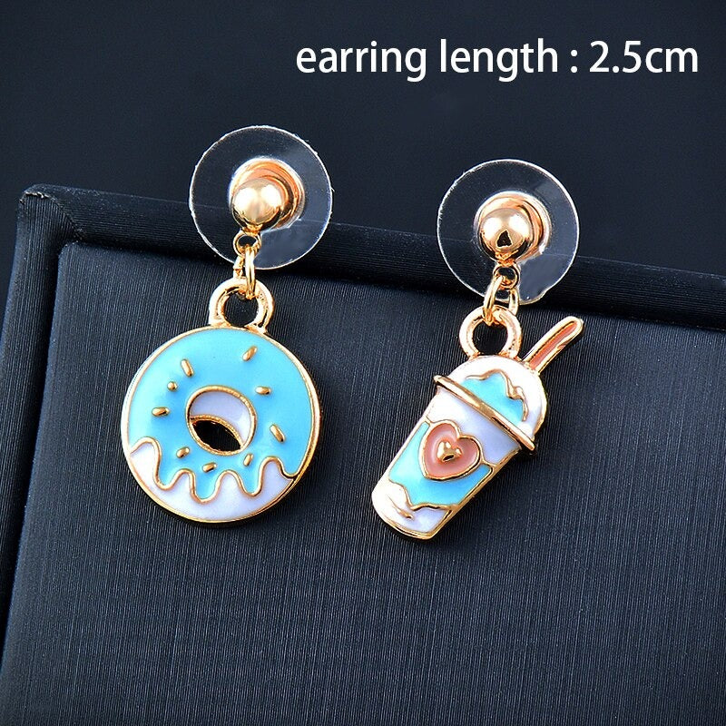 Kollektion farbenfroher, asymmetrischer Emaille-Ohrhänger in verschiedenen Stilen