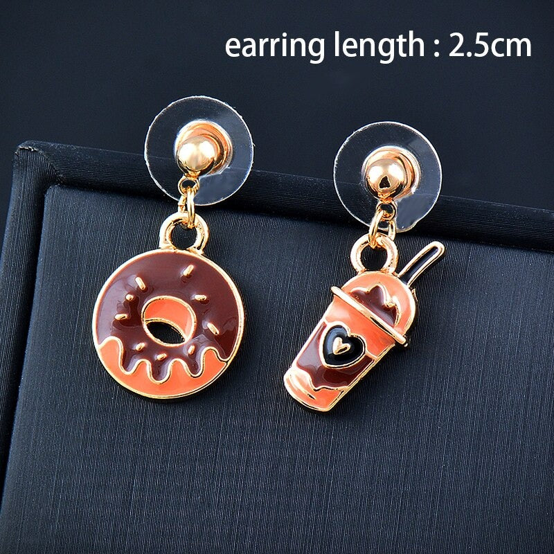 Kollektion farbenfroher, asymmetrischer Emaille-Ohrhänger in verschiedenen Stilen