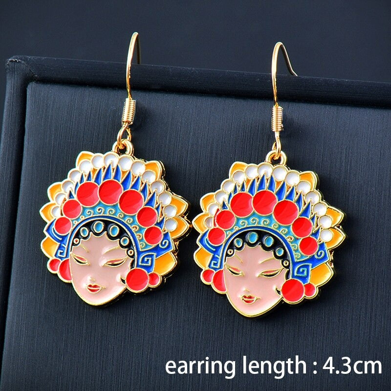 Kollektion farbenfroher, asymmetrischer Emaille-Ohrhänger in verschiedenen Stilen