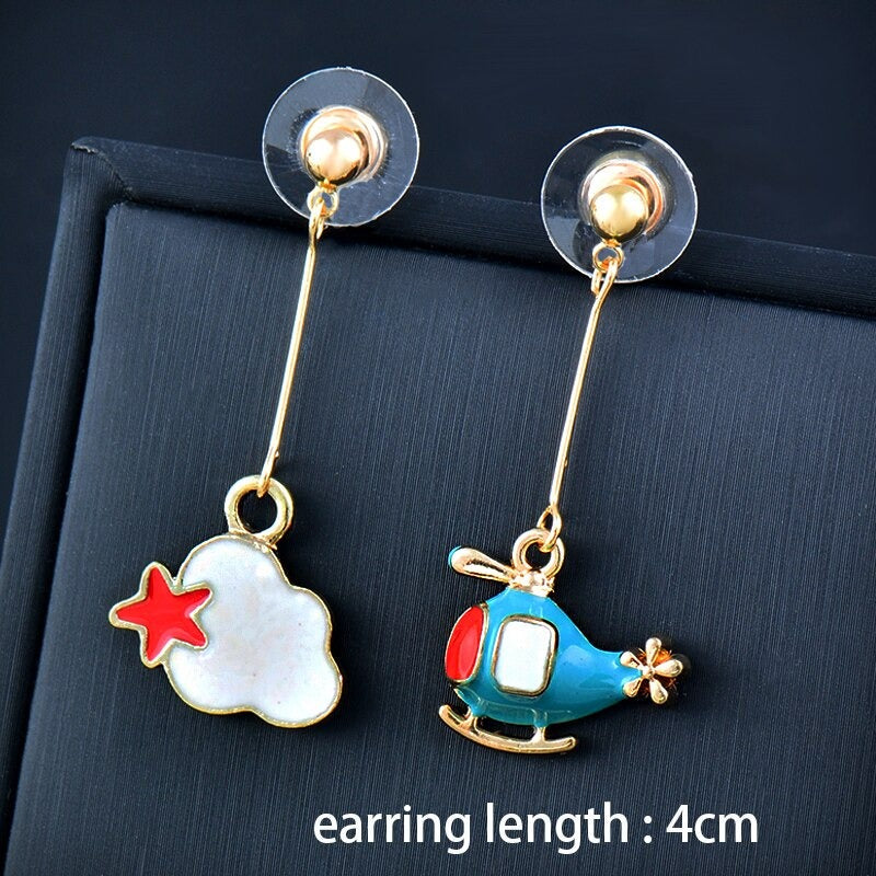 Kollektion farbenfroher, asymmetrischer Emaille-Ohrhänger in verschiedenen Stilen