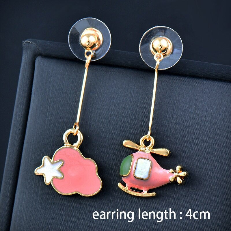 Kollektion farbenfroher, asymmetrischer Emaille-Ohrhänger in verschiedenen Stilen