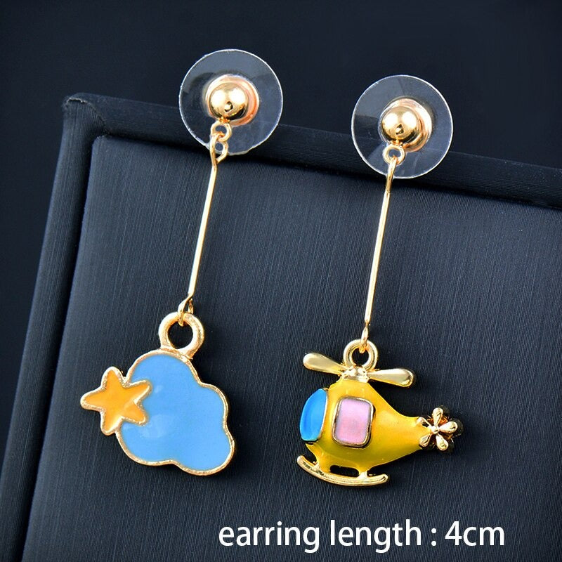 Kollektion farbenfroher, asymmetrischer Emaille-Ohrhänger in verschiedenen Stilen