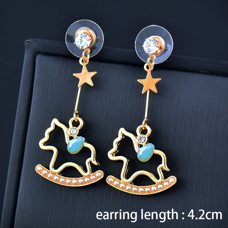 Kollektion farbenfroher, asymmetrischer Emaille-Ohrhänger in verschiedenen Stilen