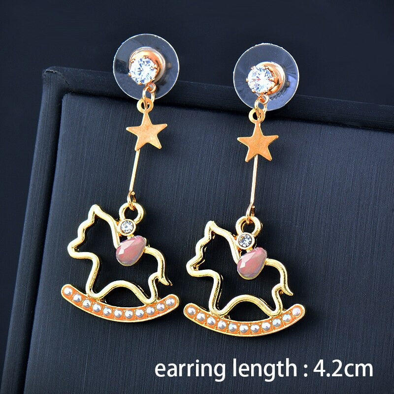 Kollektion farbenfroher, asymmetrischer Emaille-Ohrhänger in verschiedenen Stilen