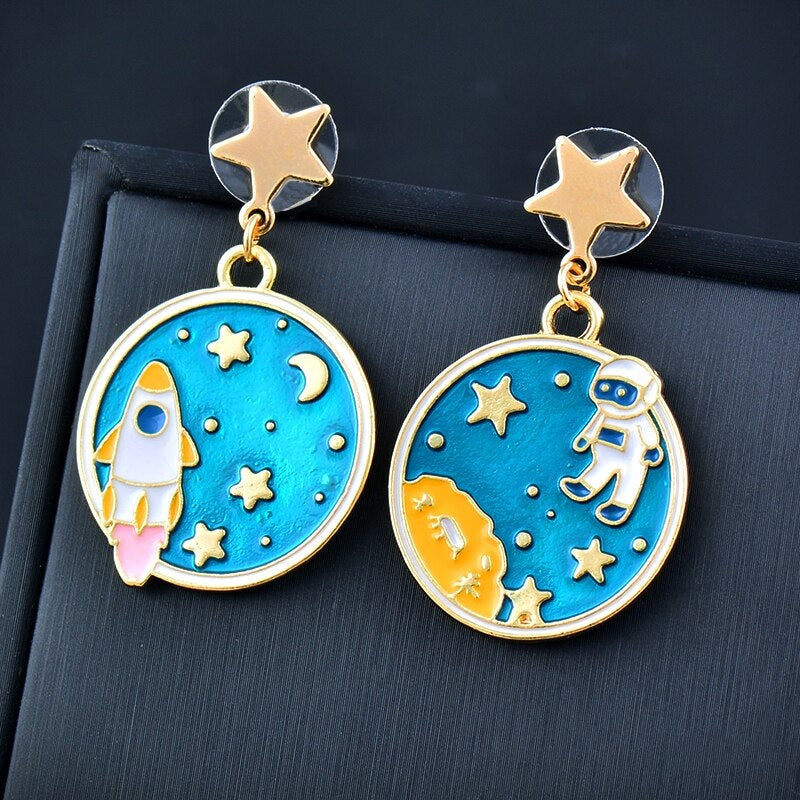 Kollektion farbenfroher, asymmetrischer Emaille-Ohrhänger in verschiedenen Stilen