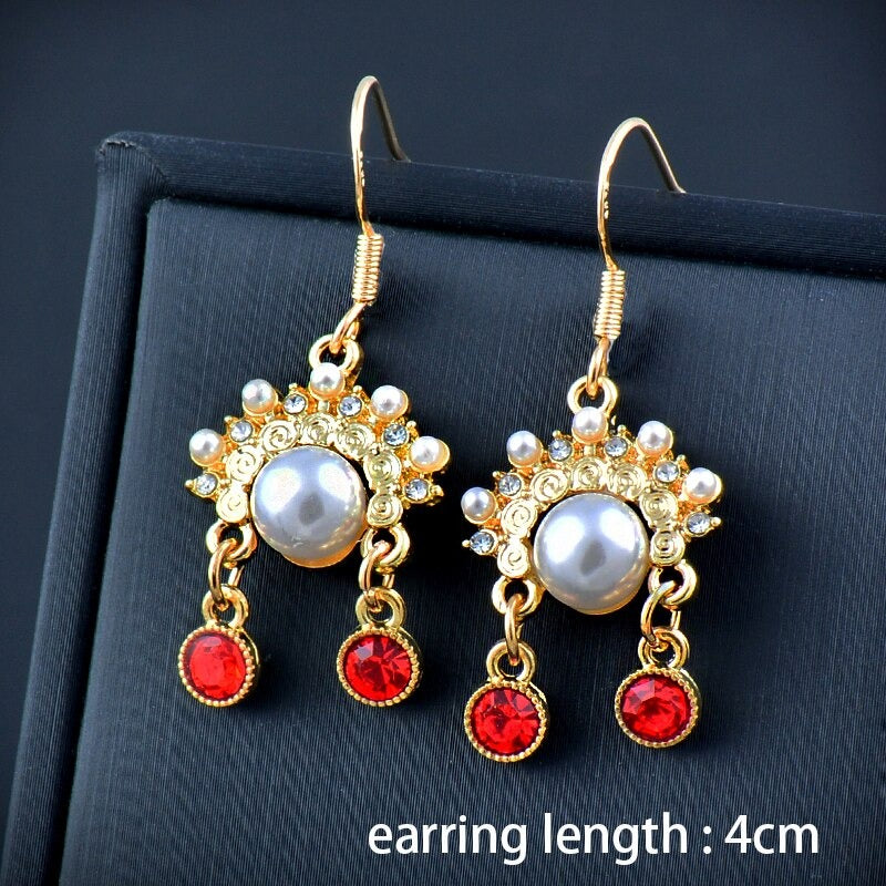 Kollektion farbenfroher, asymmetrischer Emaille-Ohrhänger in verschiedenen Stilen