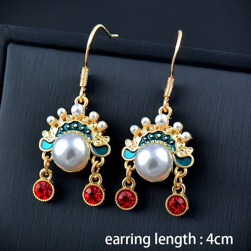 Kollektion farbenfroher, asymmetrischer Emaille-Ohrhänger in verschiedenen Stilen