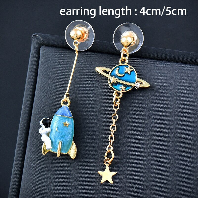 Kollektion farbenfroher, asymmetrischer Emaille-Ohrhänger in verschiedenen Stilen