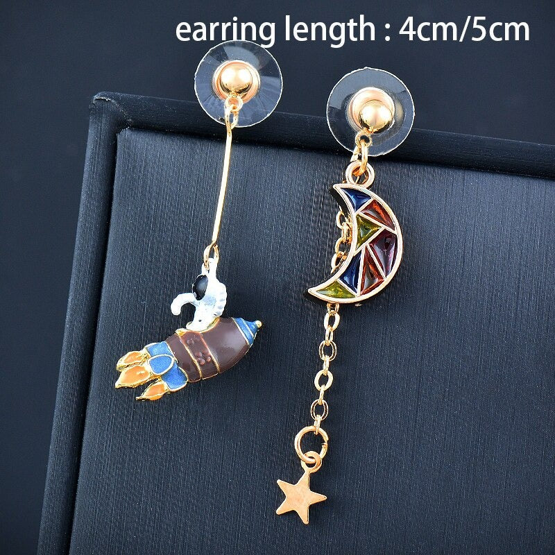 Kollektion farbenfroher, asymmetrischer Emaille-Ohrhänger in verschiedenen Stilen