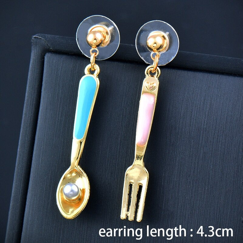 Kollektion farbenfroher, asymmetrischer Emaille-Ohrhänger in verschiedenen Stilen