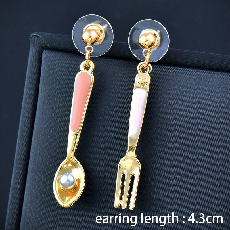 Kollektion farbenfroher, asymmetrischer Emaille-Ohrhänger in verschiedenen Stilen