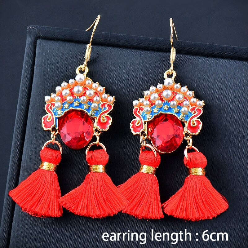 Kollektion farbenfroher, asymmetrischer Emaille-Ohrhänger in verschiedenen Stilen