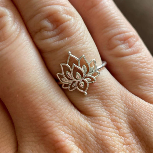 Mythische schimmernde Sonnen- und Blumenringe aus Mondstein