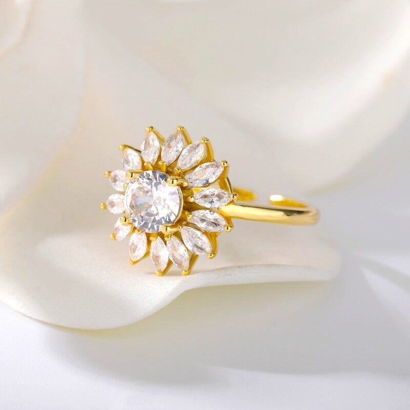 Mythische schimmernde Sonnen- und Blumenringe aus Mondstein